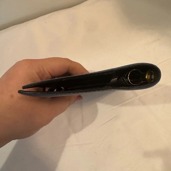 Louis Vuitton Vibrant Blue Epi Agenda - Picture 4 of 11